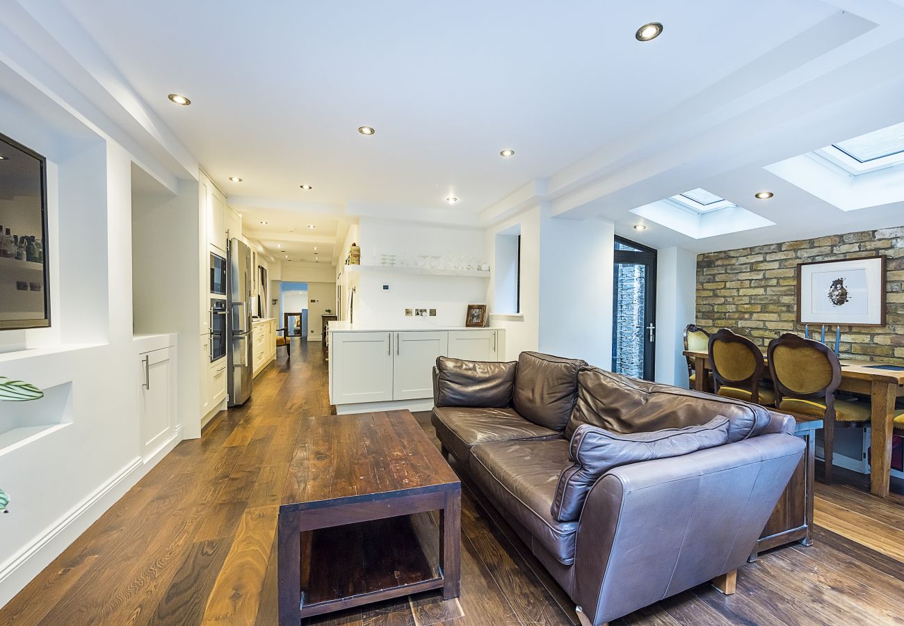 Apartment in London - Kensington - Stunning - Three Bedroom (Three Bathroom) Apartment