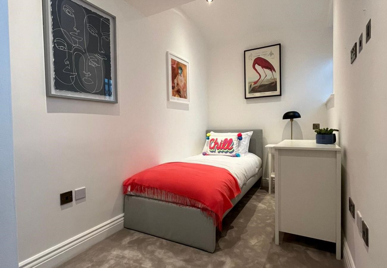 Apartment in London - Kensington - Stunning - Three Bedroom (Three Bathroom) Apartment