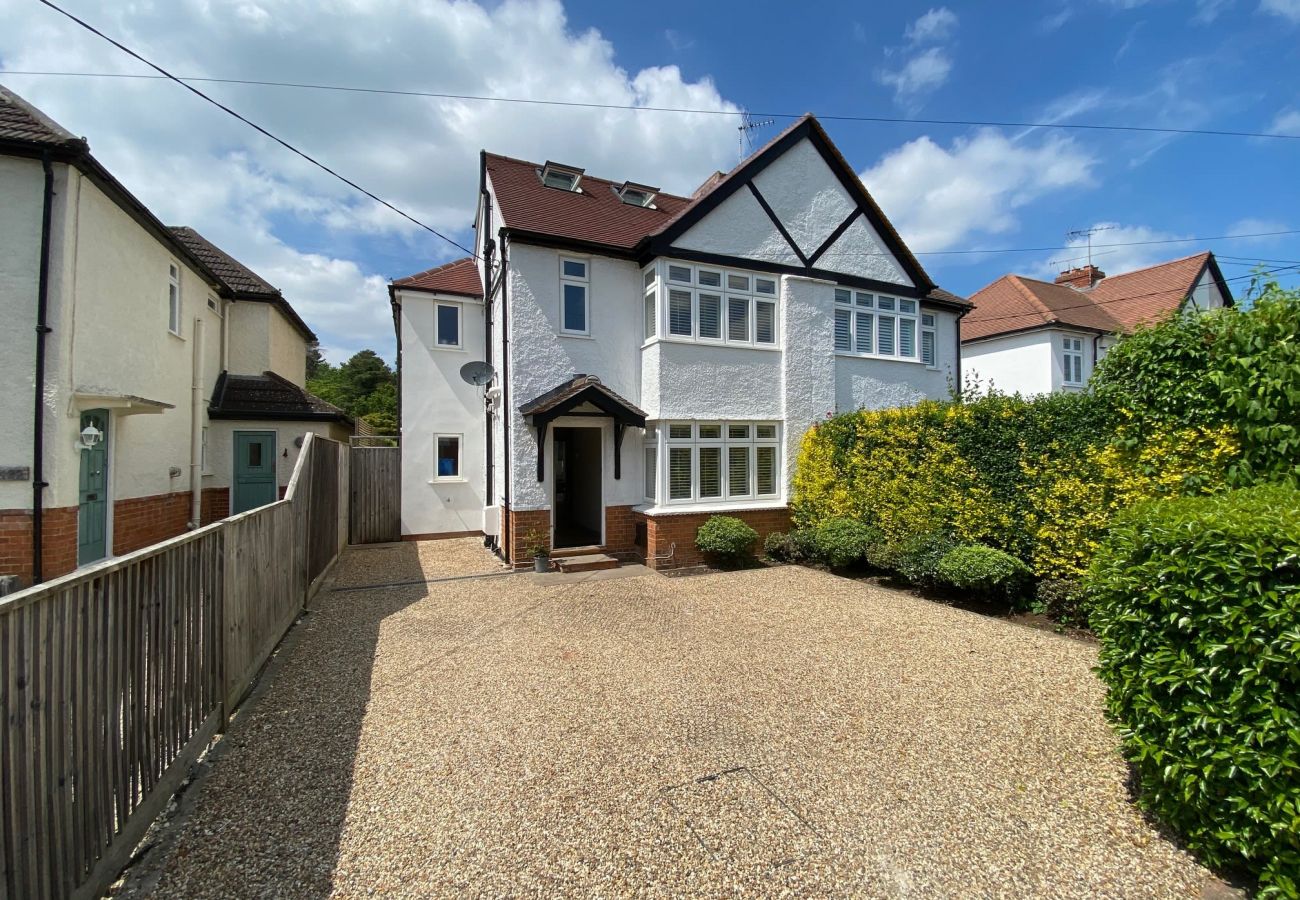 House in Ascot - Ascot - Stunning - Four Bedroom (Three Bathroom) House with Garden Office 