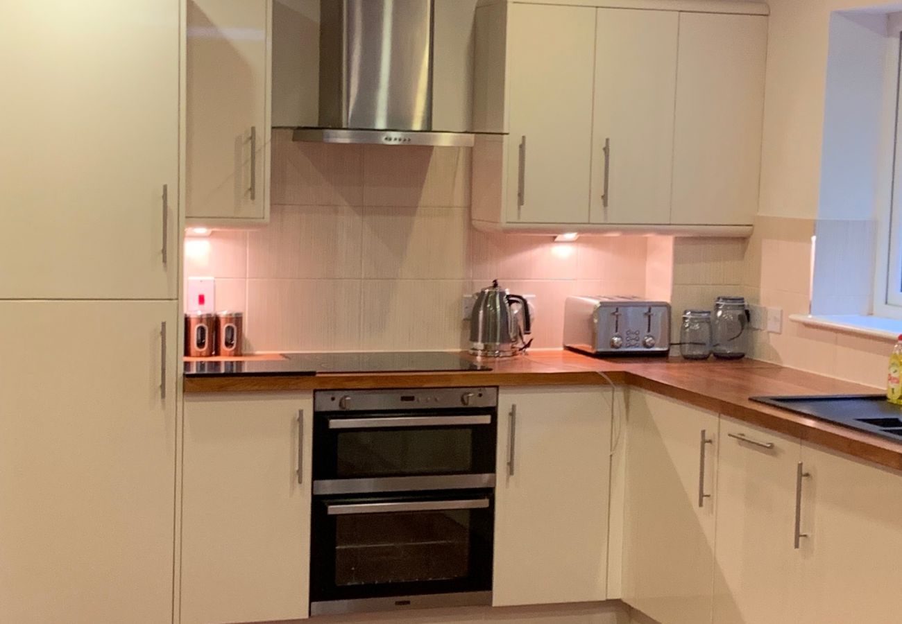 Apartment in Wokingham - Wokingham - Contemporary, Spacious - Three Bedroom (Two Bathroom) Apartment