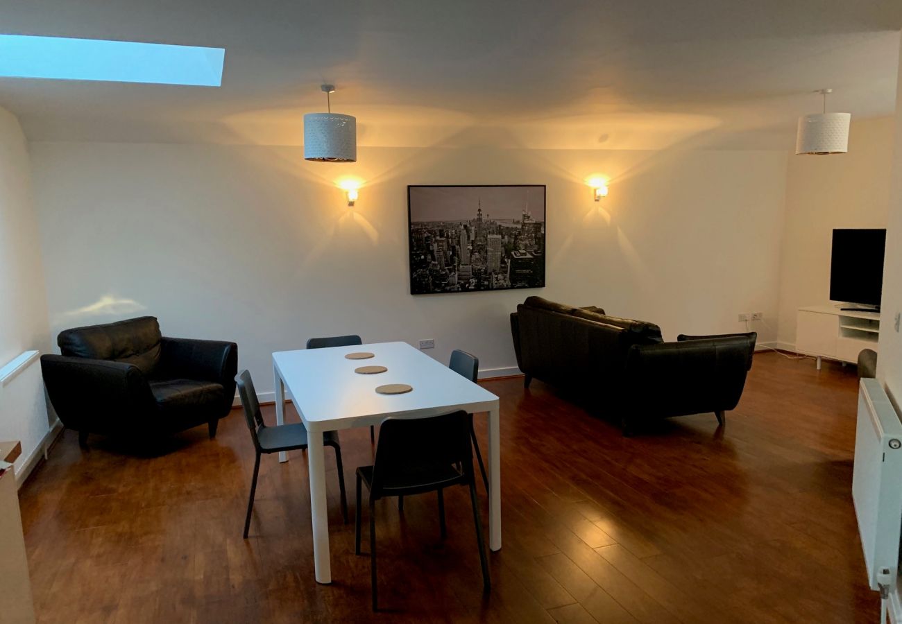 Apartment in Wokingham - Wokingham - Contemporary, Spacious - Three Bedroom (Two Bathroom) Apartment