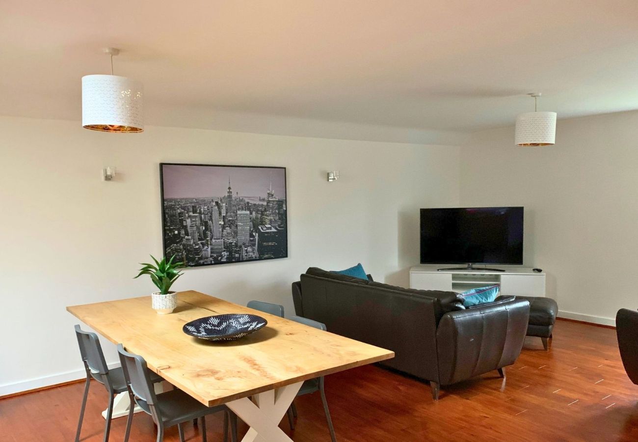 Apartment in Wokingham - Wokingham - Contemporary, Spacious - Three Bedroom (Two Bathroom) Apartment