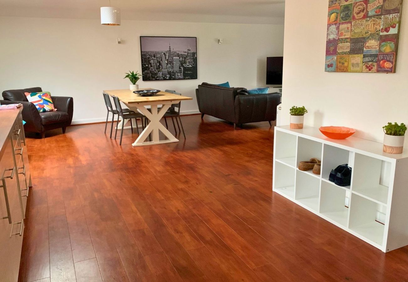 Apartment in Wokingham - Wokingham - Contemporary, Spacious - Three Bedroom (Two Bathroom) Apartment