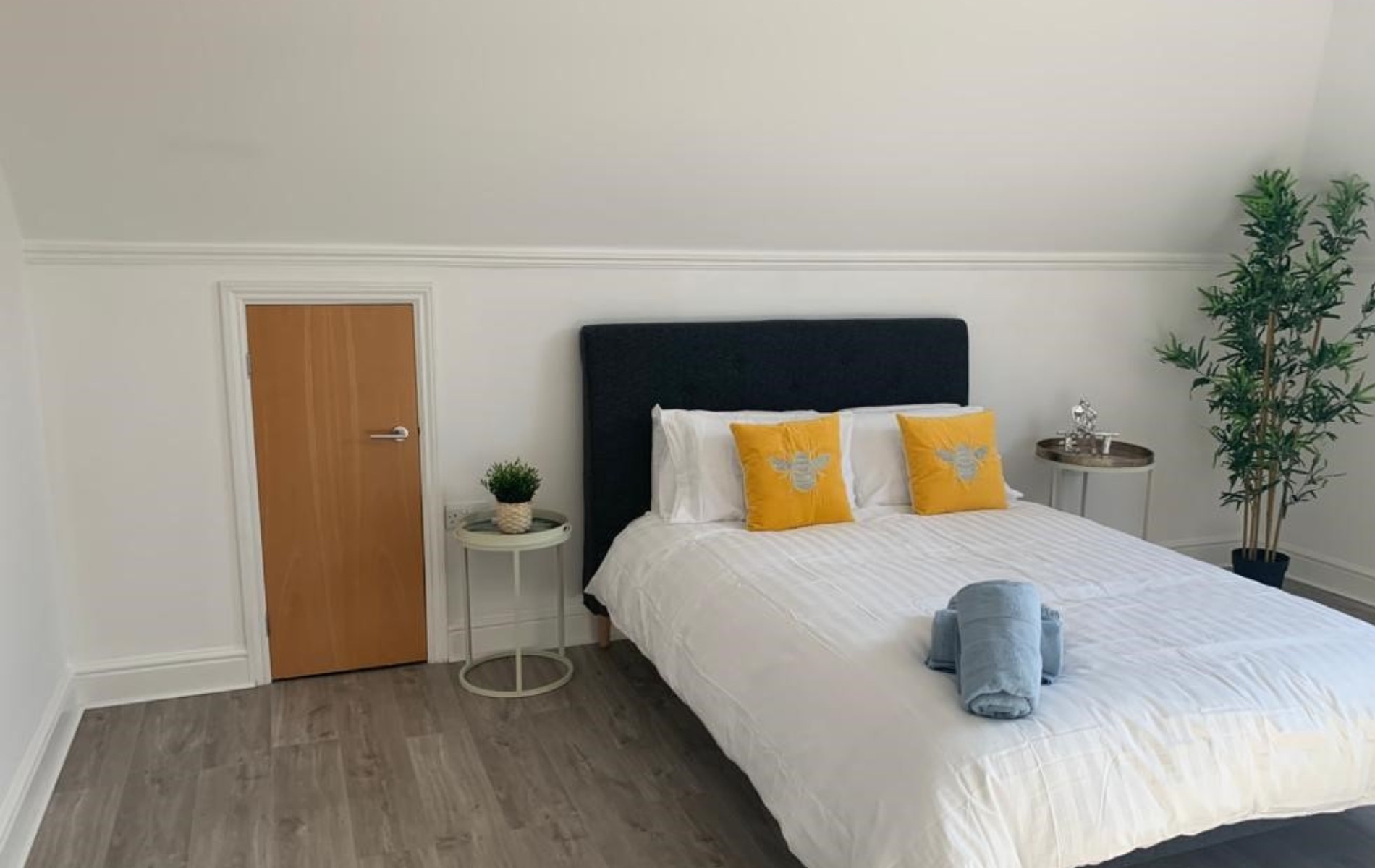 Addlestone Spacious Two Bedroom (Two Bathroom) Apartment