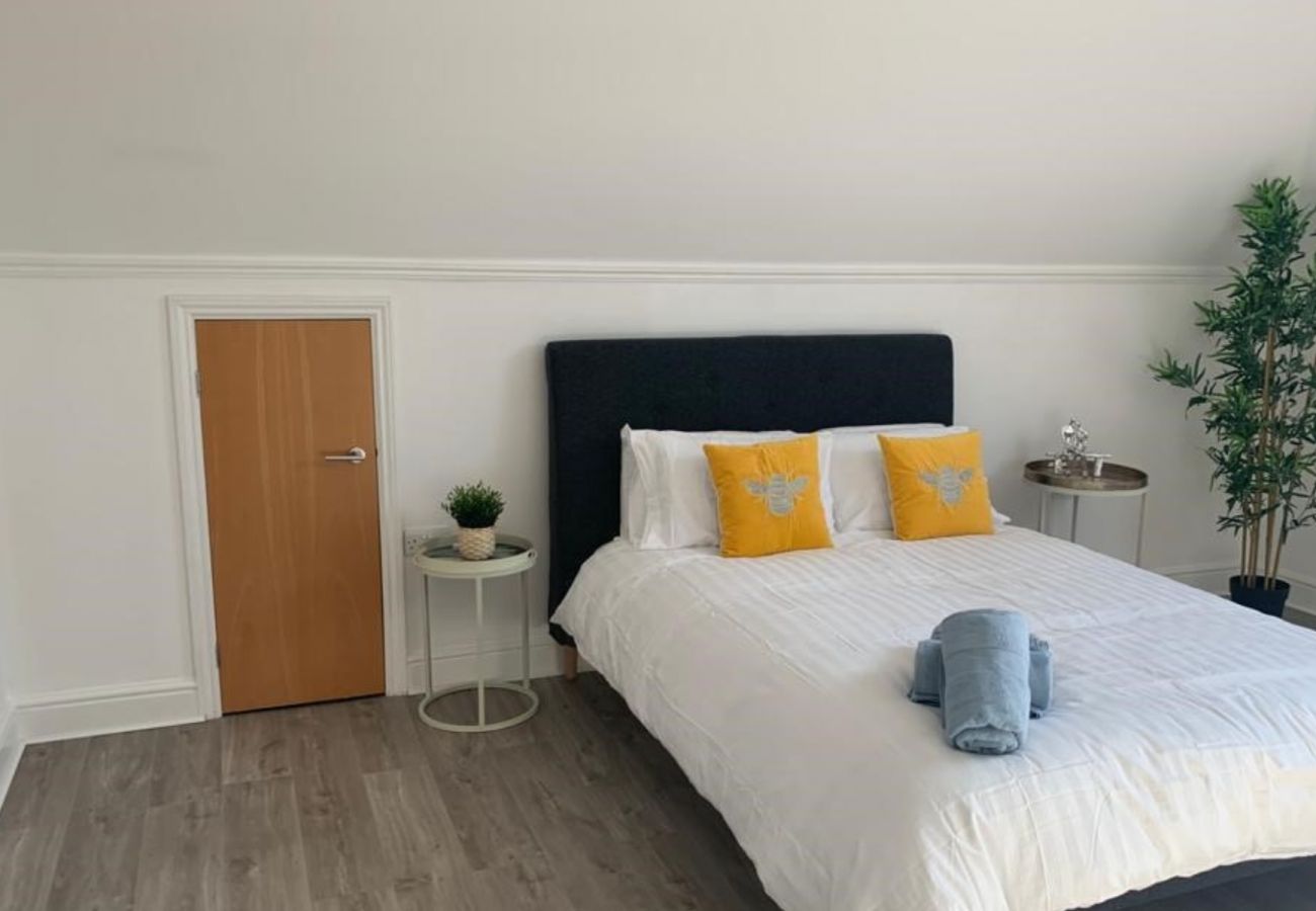 Apartment in Addlestone - Addlestone - Spacious - Two Bedroom (Two Bathroom) Apartment 