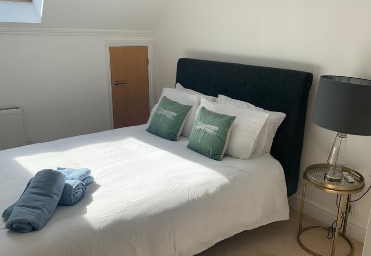 Apartment in Addlestone - Addlestone - Spacious - Two Bedroom (Two Bathroom) Apartment 