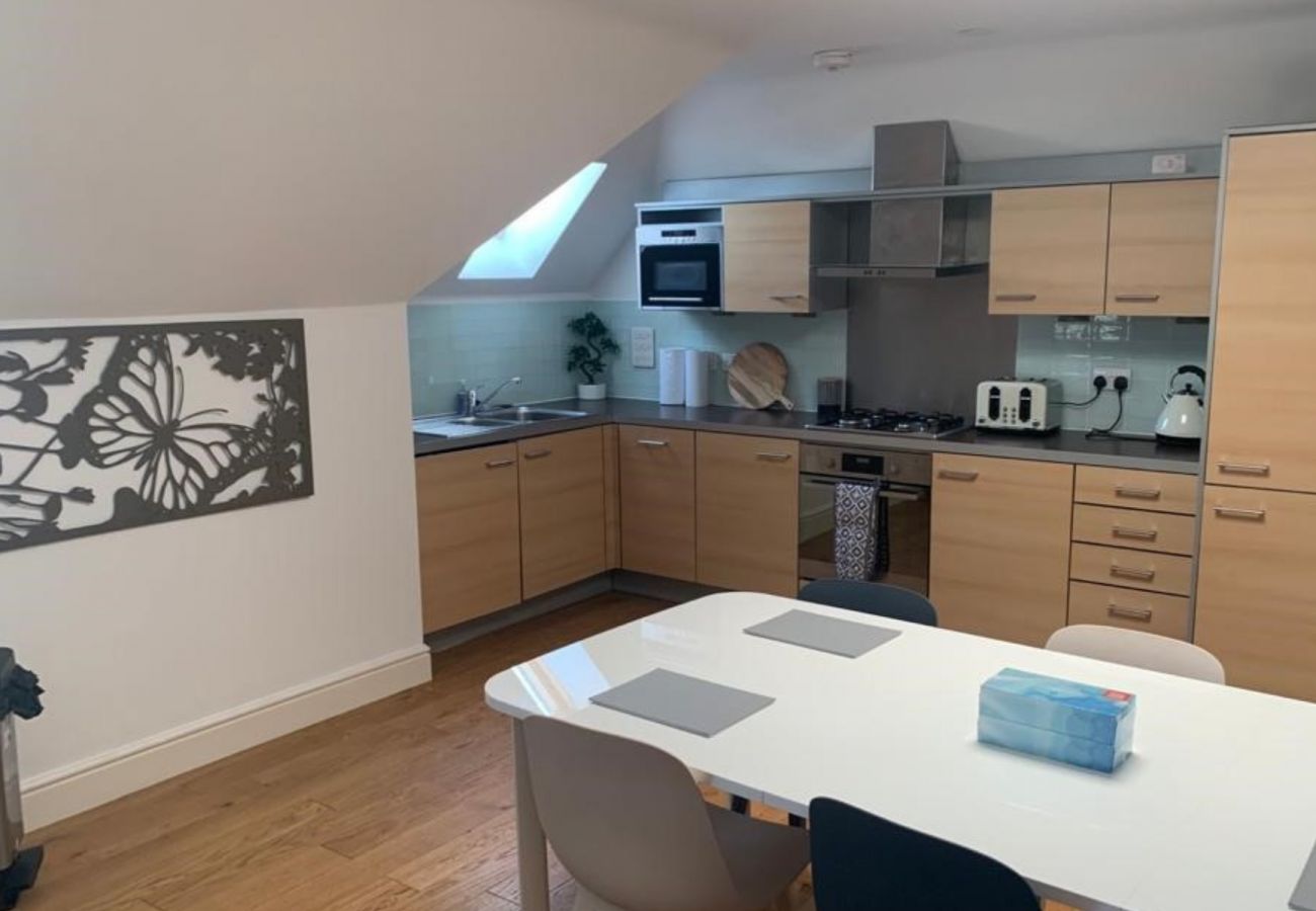 Apartment in Addlestone - Addlestone - Spacious - Two Bedroom (Two Bathroom) Apartment 