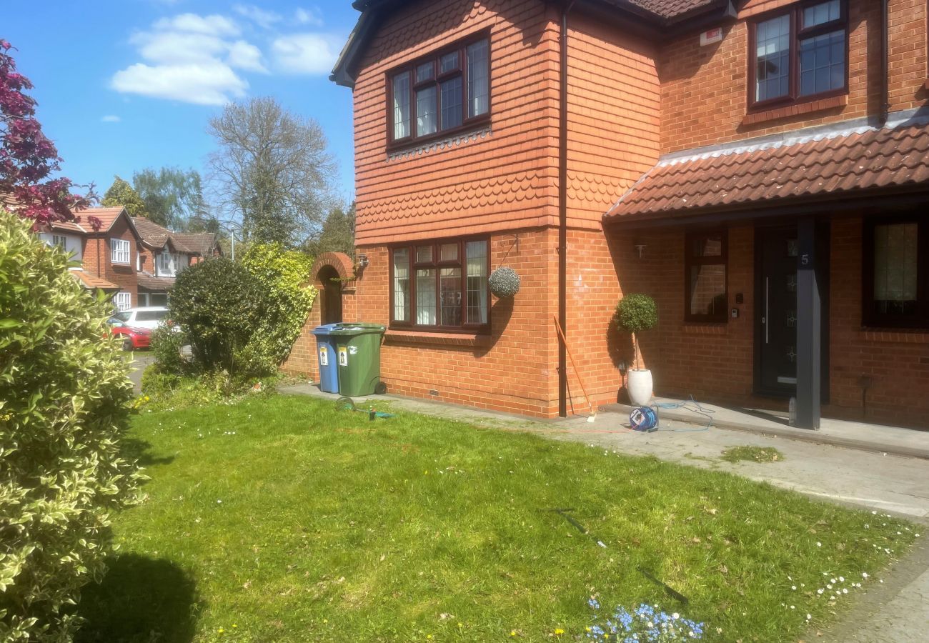 House in Binfield - Binfield: Beautiful Five Bedroom (Three Bath) House 