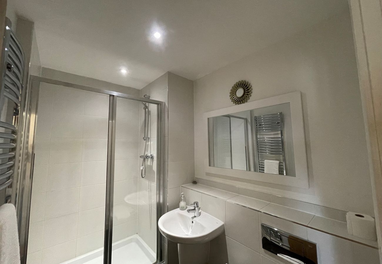 Apartment in Addlestone - Addlestone: Stylish & Modern Four Bedroom (Three & half Bath) Townhouse