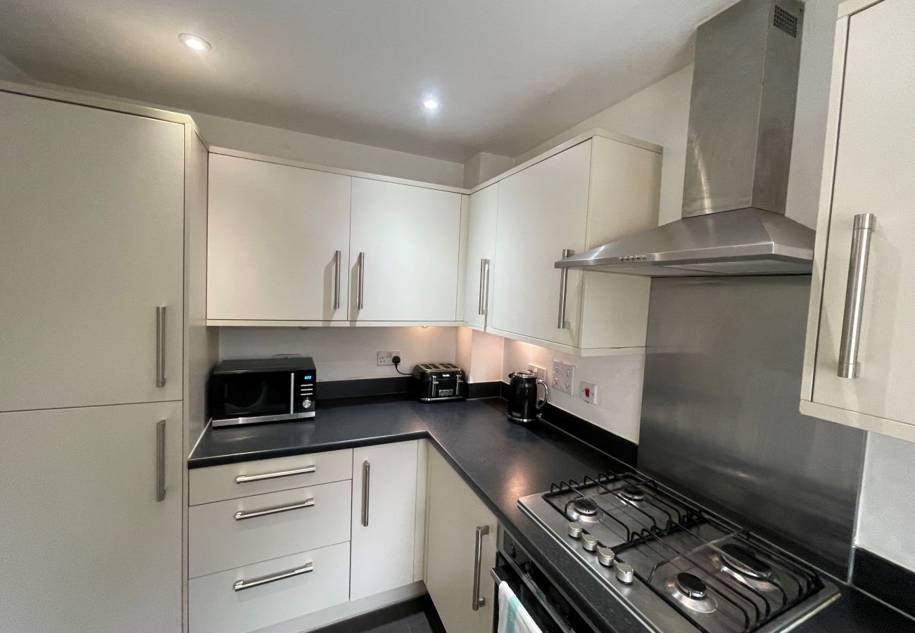 Apartment in Addlestone - Addlestone: Stylish & Modern Four Bedroom (Three & half Bath) Townhouse