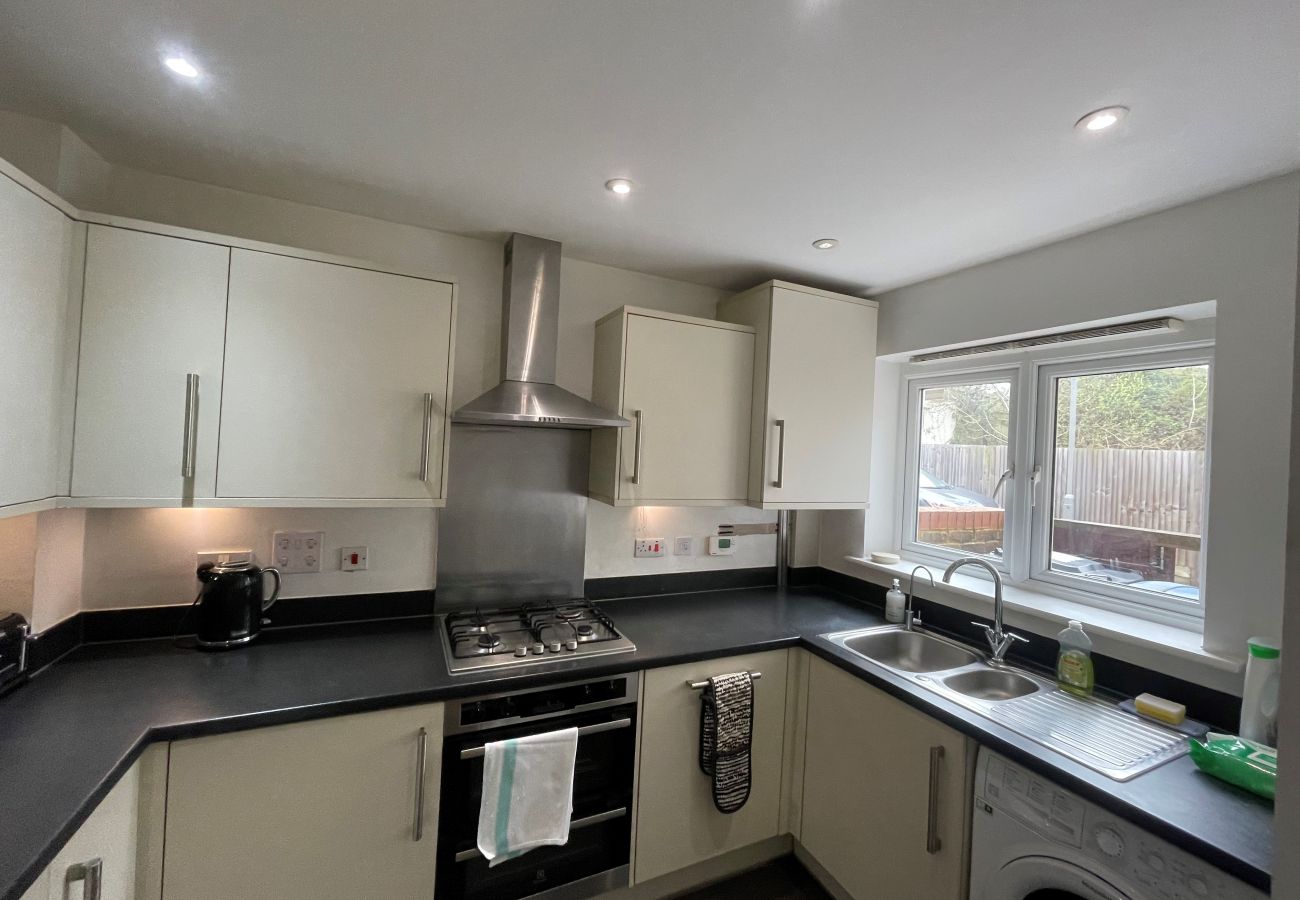 Apartment in Addlestone - Addlestone: Stylish & Modern Four Bedroom (Three & half Bath) Townhouse