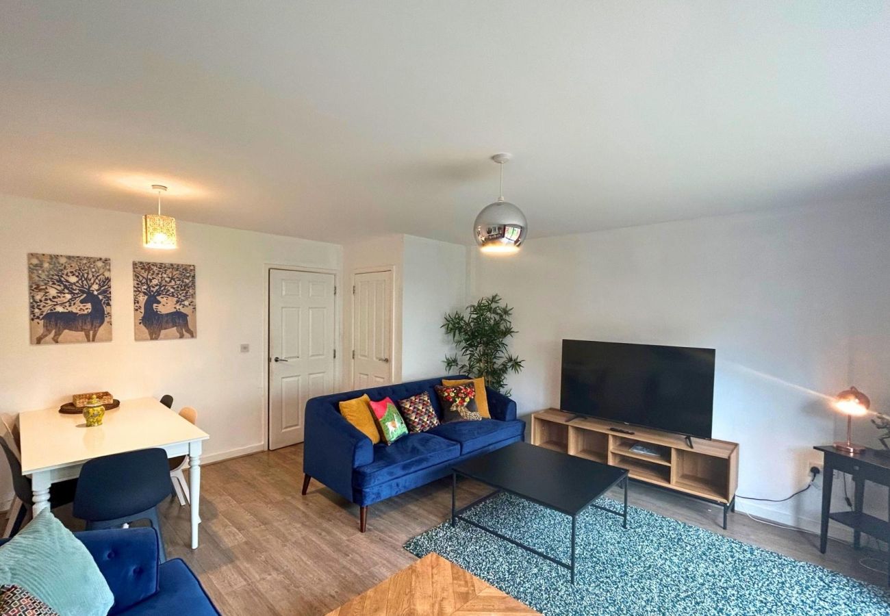 Apartment in Addlestone - Addlestone: Stylish & Modern Four Bedroom (Three & half Bath) Townhouse