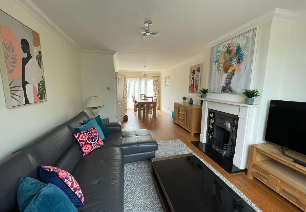 House in Addlestone - Addlestone Stylish Three Bedroom House 