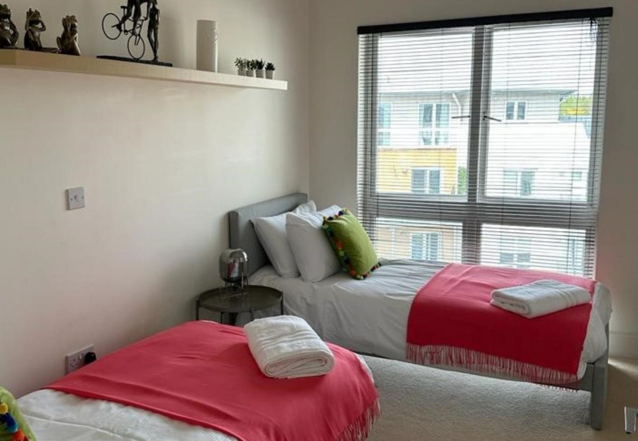 Apartment in Chertsey - Chertsey, Spectacular Two Bedroom Rooftop Apartment 