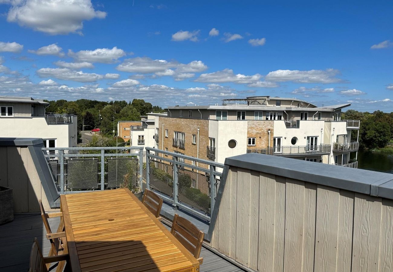 Apartment in Chertsey - Chertsey, Spectacular Two Bedroom Rooftop Apartment 