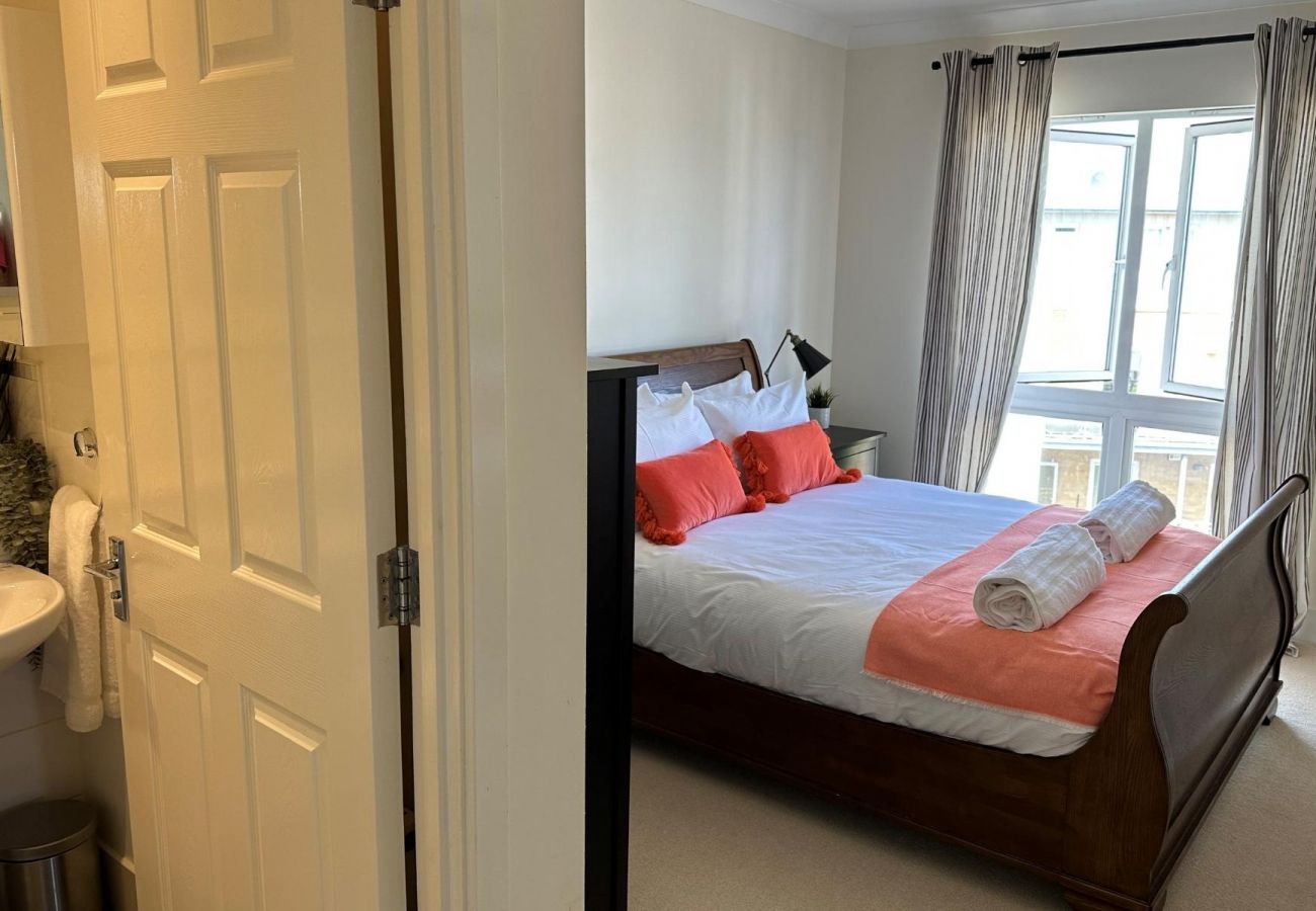 Apartment in Chertsey - Chertsey, Spectacular Two Bedroom Rooftop Apartment 