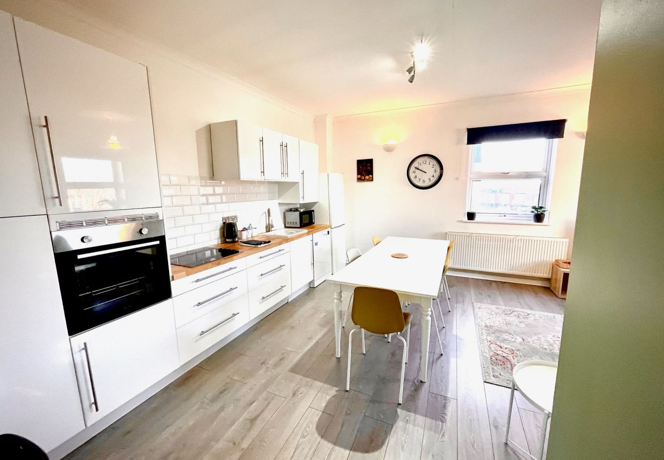 Apartment in Wokingham - Wokingham Stylish & Spacious Three Bedroom Townhouse 