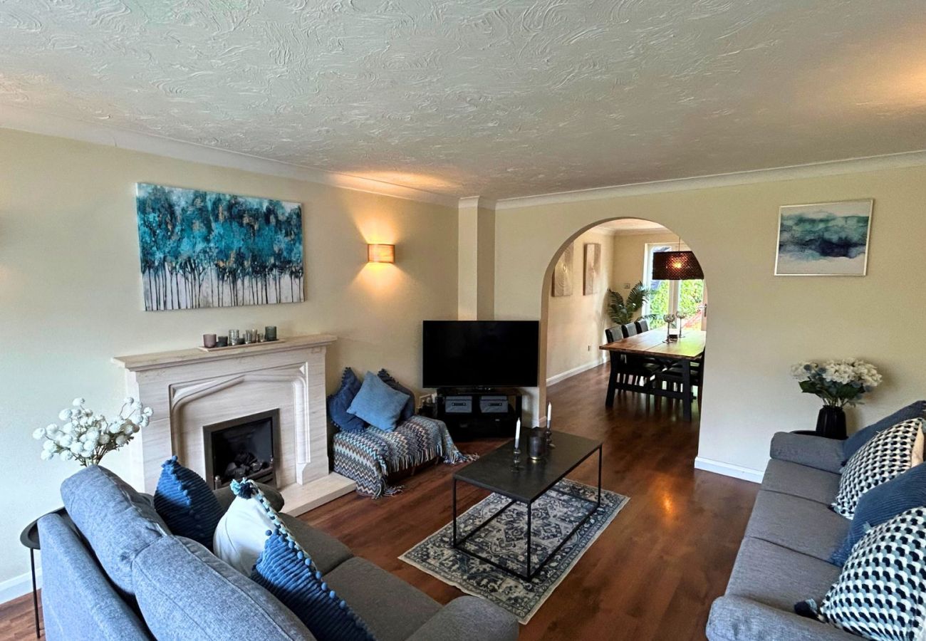 House in Binfield - Binfield: Spacious Spectacular Four Bedroom House 