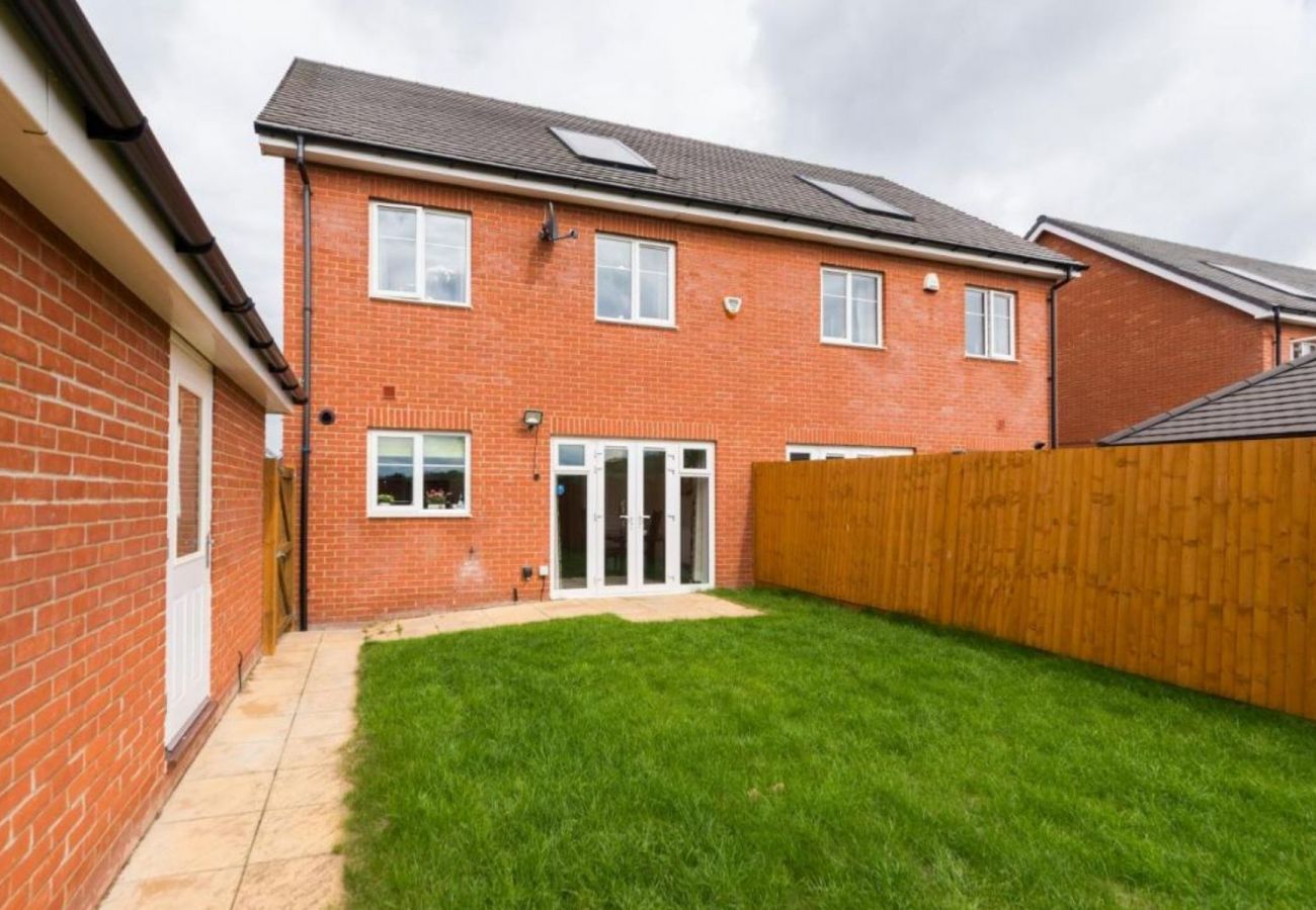 House in Langley - Langley, Spacious, Modern Three Bedroom Family Home 