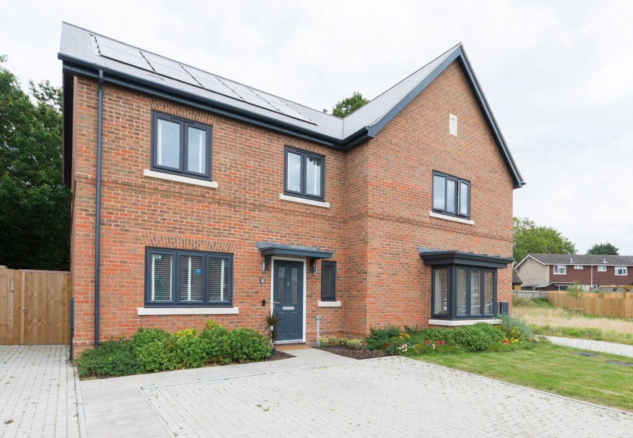 House in Bracknell - Bracknell, Spectacular, Modern Four Bedroom Family Home 