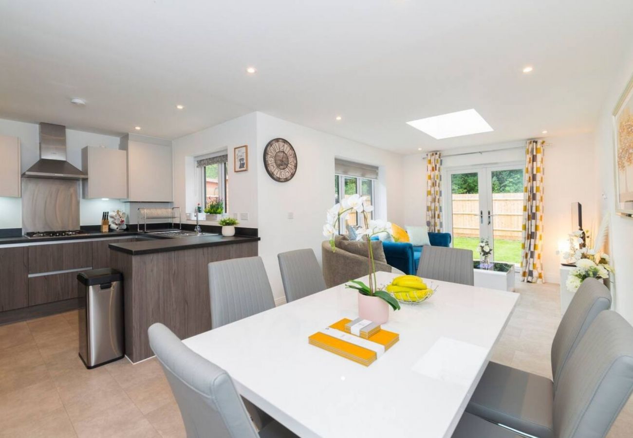 House in Bracknell - Bracknell, Spectacular, Modern Four Bedroom Family Home 