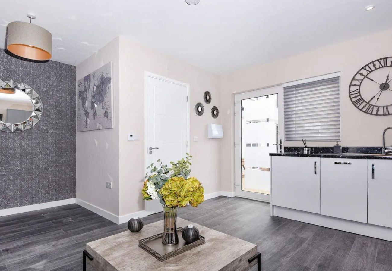 Apartment in Egham - Egham Stylish Modern Two Bedroom Apartment 