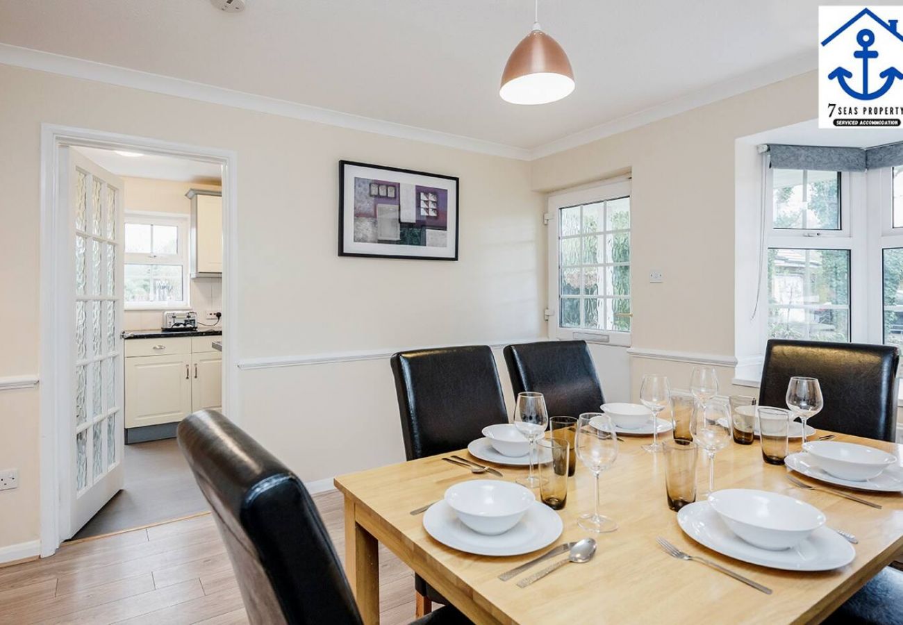 House in Maidenhead - Maidenhead Exquisite Spacious Four Bedroom House