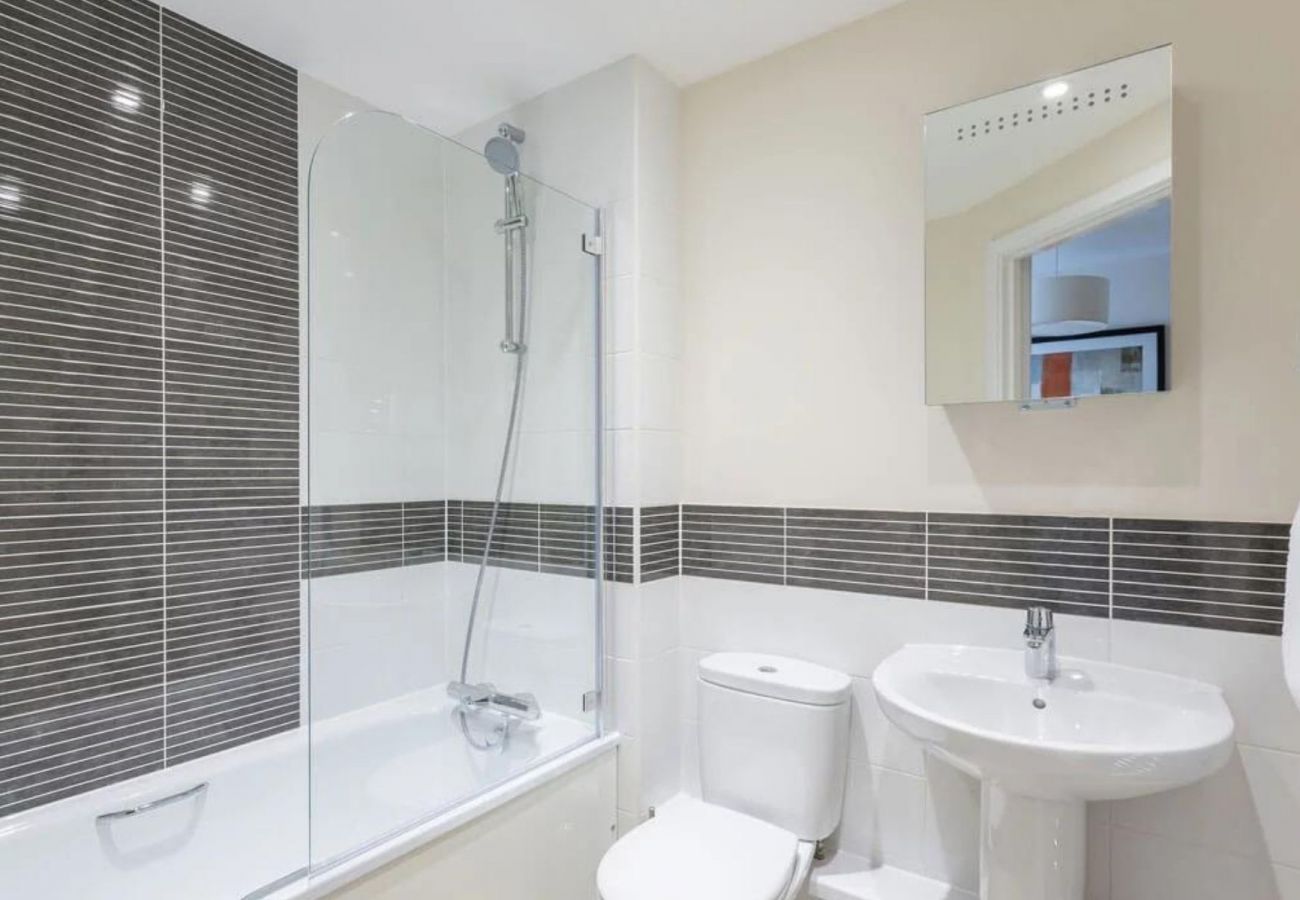 Aparthotel in Newbury - Newbury Spectacular Two Bedroom Apartment 