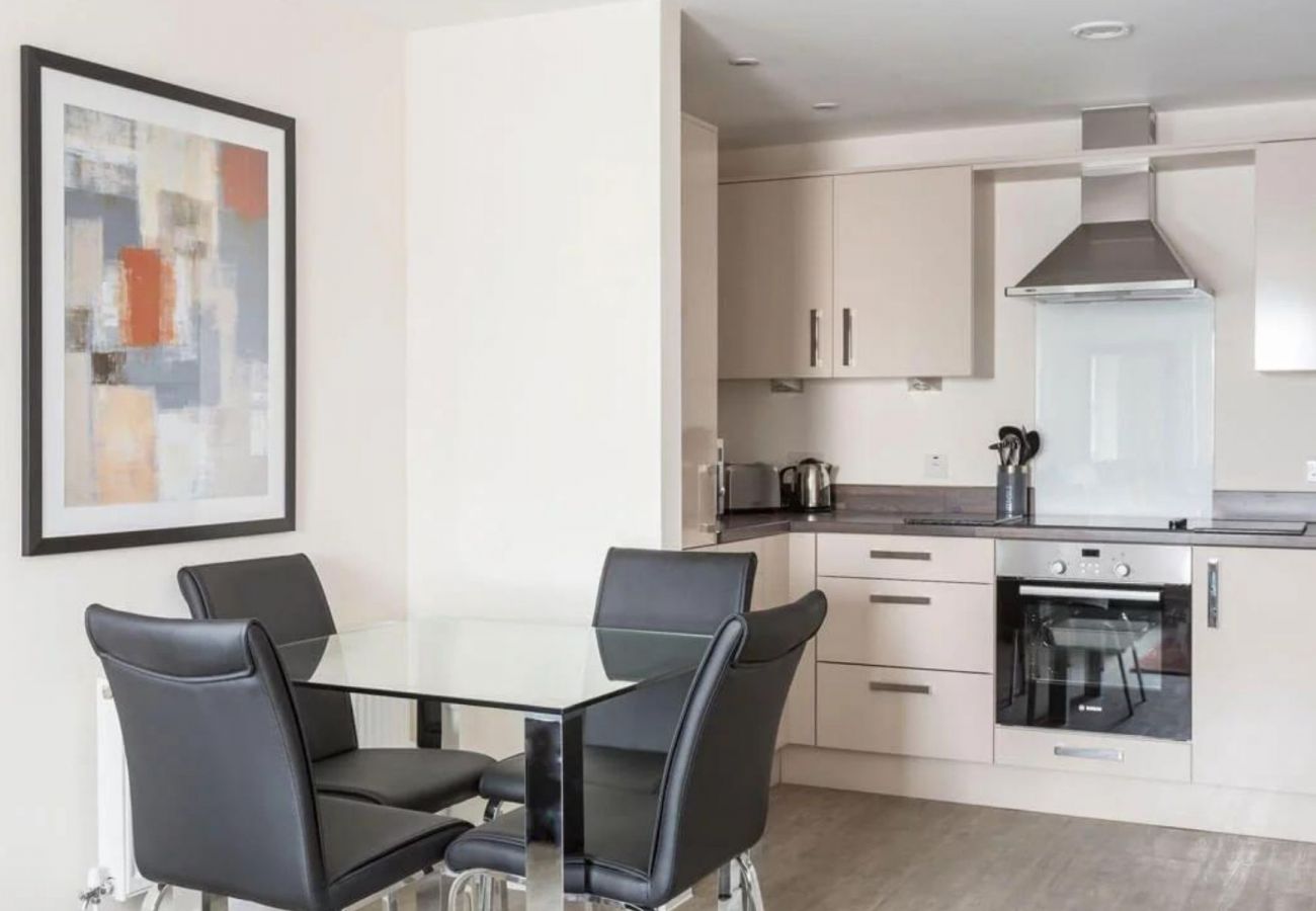 Aparthotel in Newbury - Newbury Spectacular Two Bedroom Apartment 