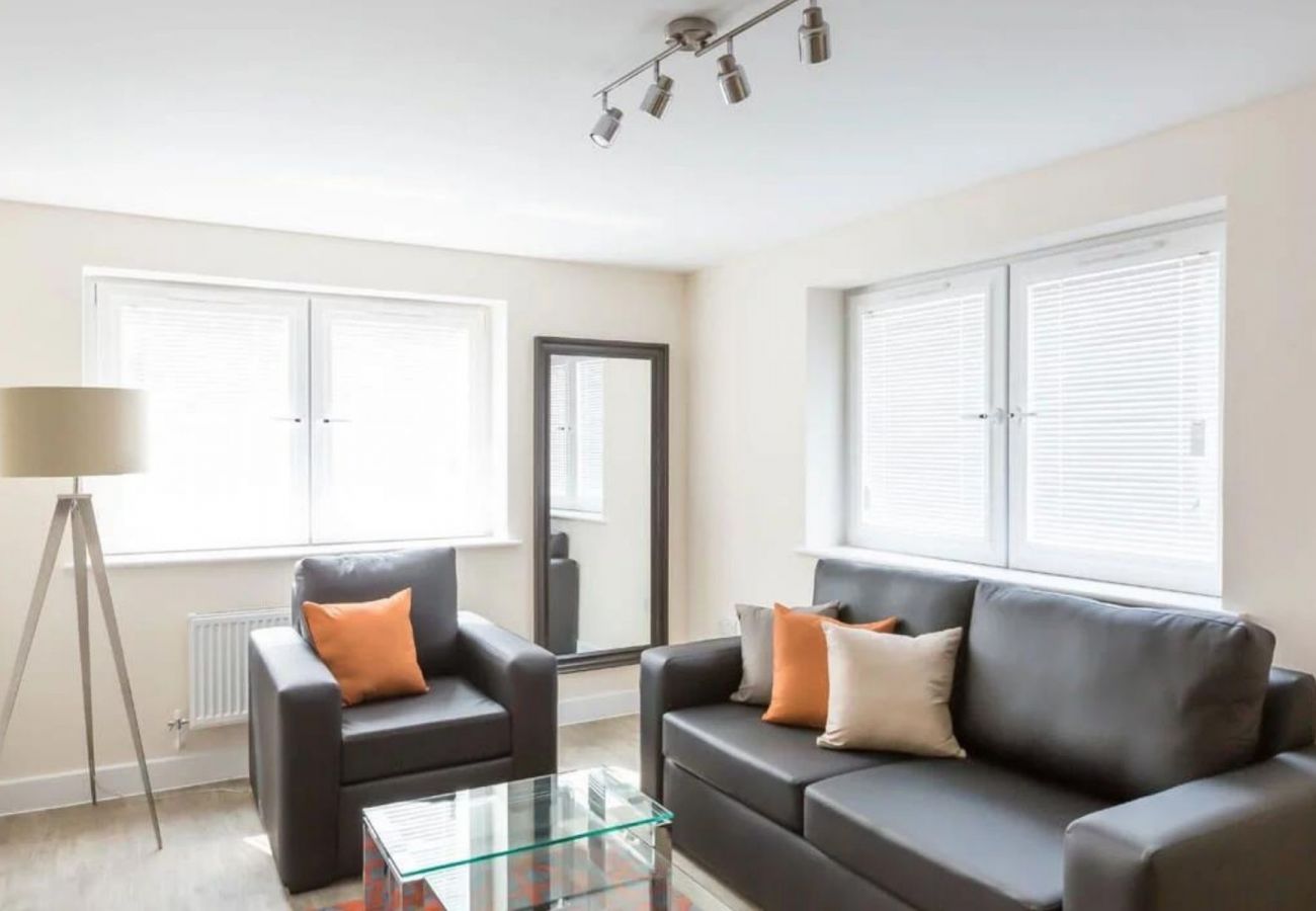 Aparthotel in Newbury - Newbury Spectacular Two Bedroom Apartment 