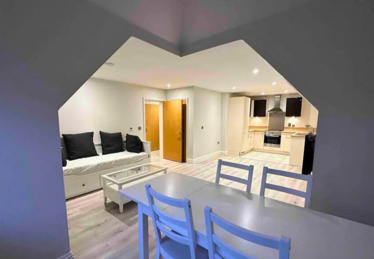 Apartment in Egham - Egham Spacious Modern Two Bedroom Apartment 