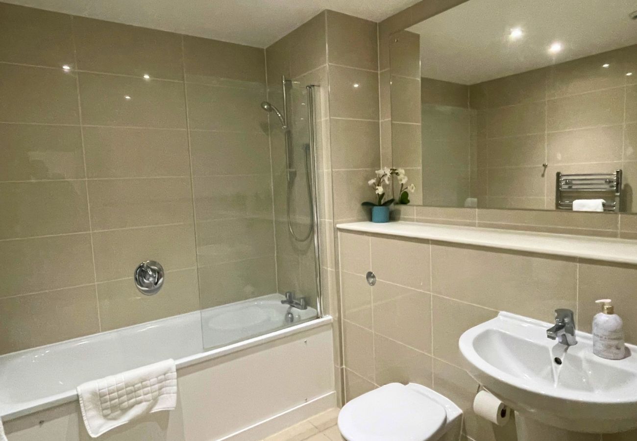 Apartment in Bracknell - Bracknell RWH Spectacular Two Bedroom Apartment