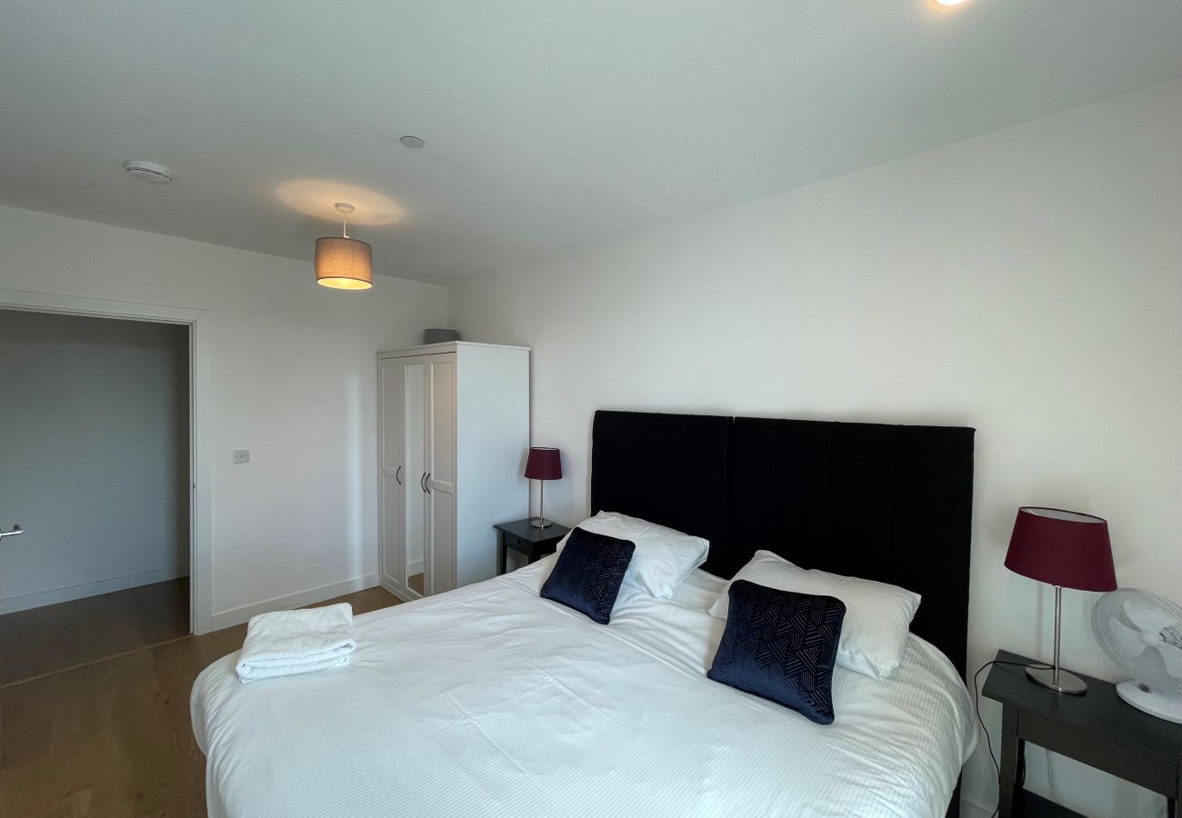 Apartment in Bracknell - Bracknell RWH Spectacular Two Bedroom Apartment 