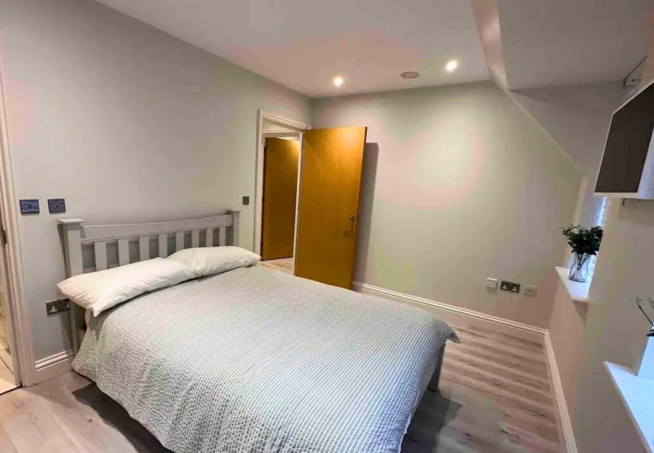 Apartment in Egham - Egham Contemporary Modern Two Bedroom Apartment