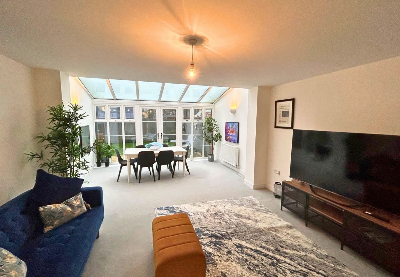 House in High Wycombe - Spacious 4-Bedroom Home in Scenic High Wycombe