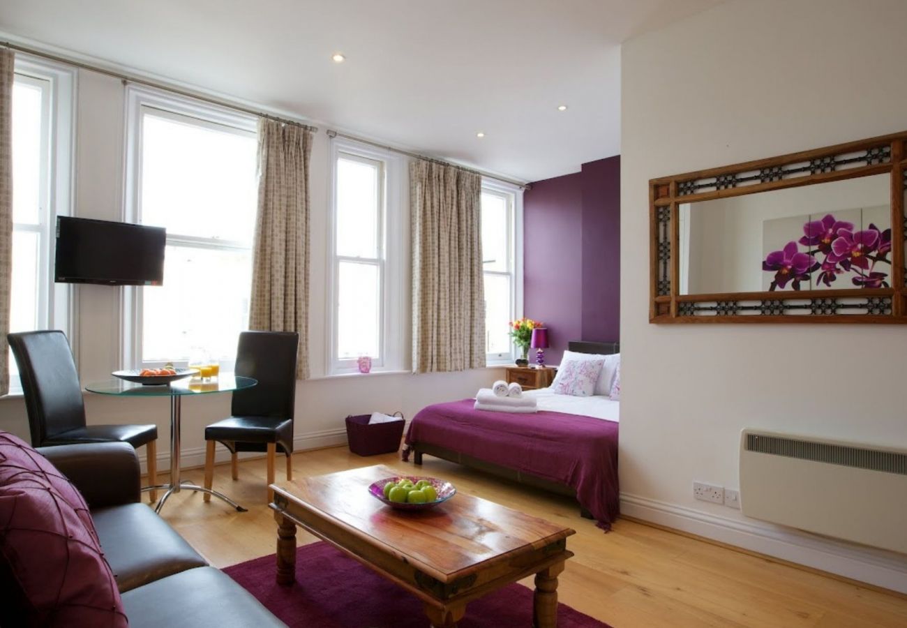 Apartment in London - Earl's Court Beautifully Presented Studio Apartment 