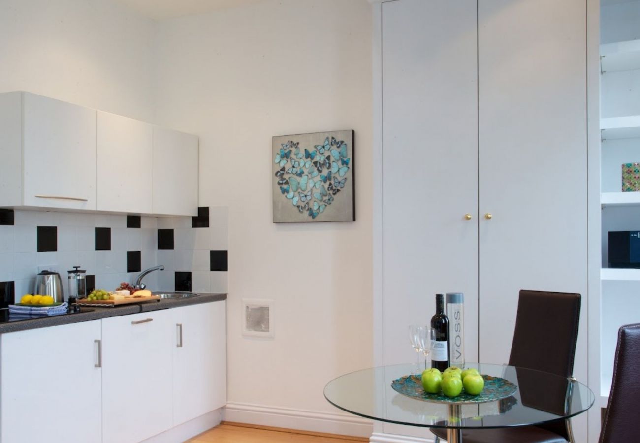 Apartment in London - Earl's Court Beautifully Presented Studio Apartment 