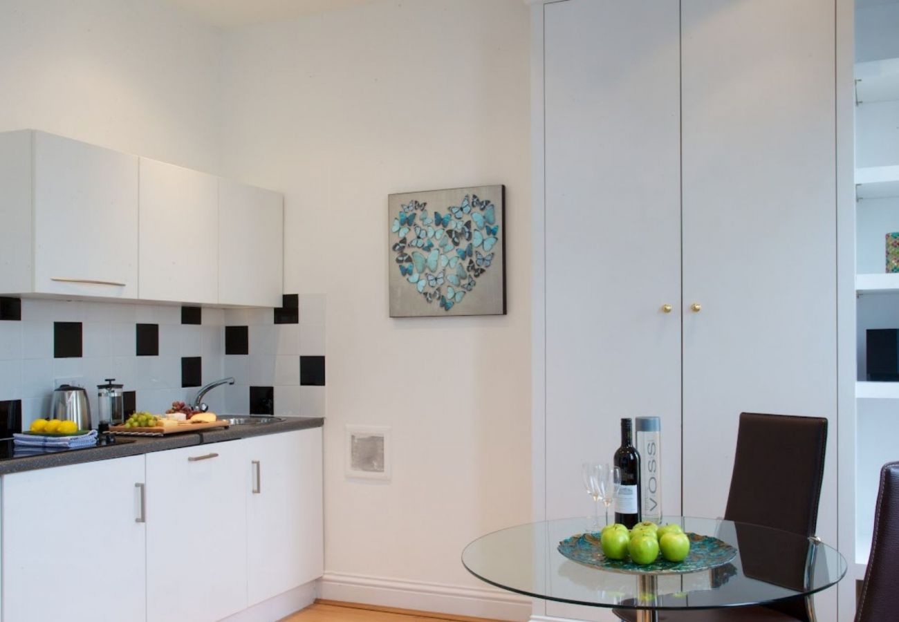 Apartment in London - Earl's Court Beautifully Presented Studio Apartment 