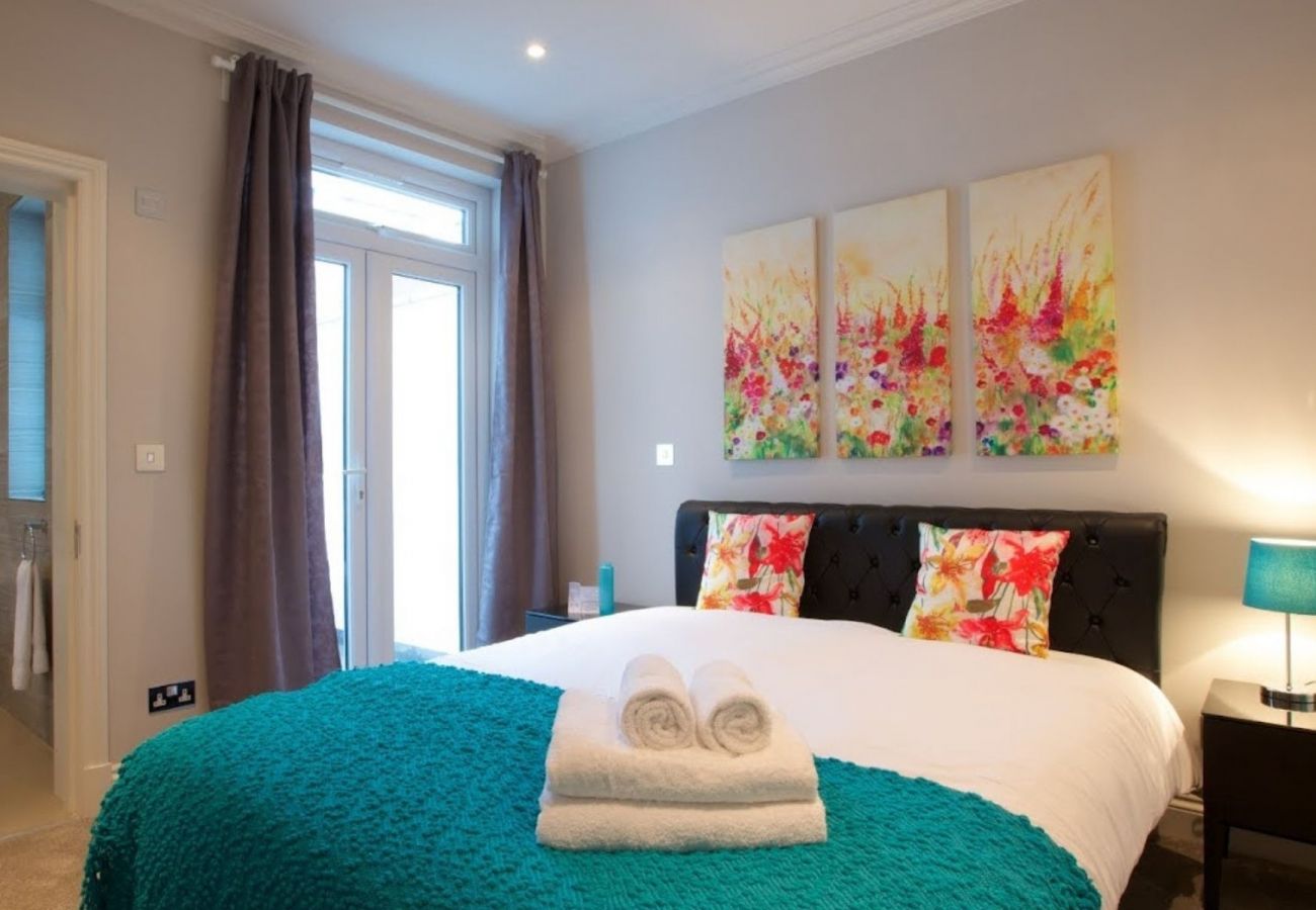 Apartment in London - Hammersmith Stunning Three Bedroom Apartment