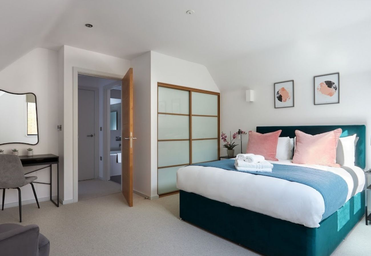 Apartment in London - Hammersmith Stylish Spacious Two Bedroom Apartment 