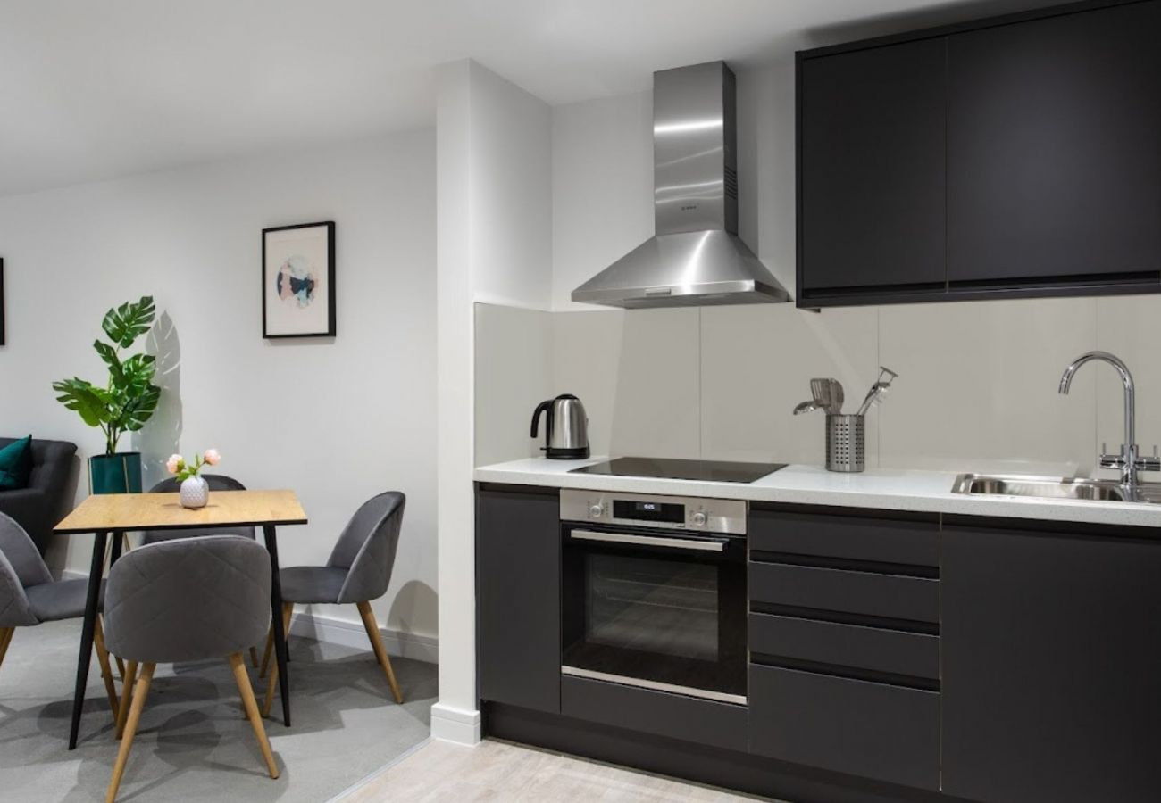 Apartment in London - Queen's Park Specatacular Two Bedroom Apartment 