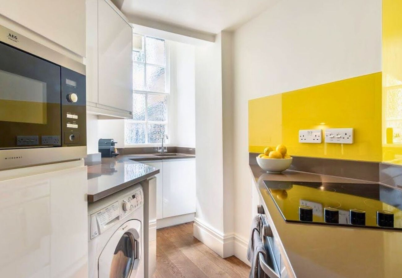 Apartment in London - Sloane Square Beautifully Presented Two Bed Apartment 