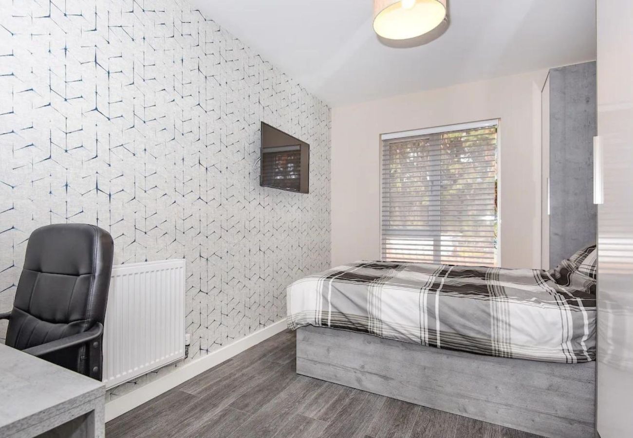 Apartment in Egham - Egham Spacious Chic Two Bedroom Apartment 