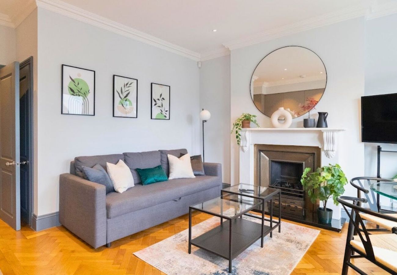 Apartment in London - Margravine Stunning Two Bedroom Apartment 