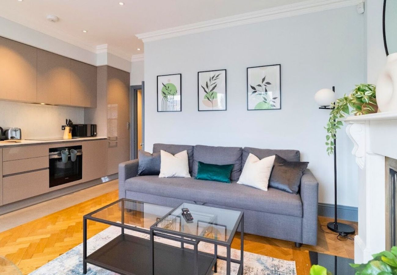 Apartment in London - Margravine Stunning Two Bedroom Apartment 