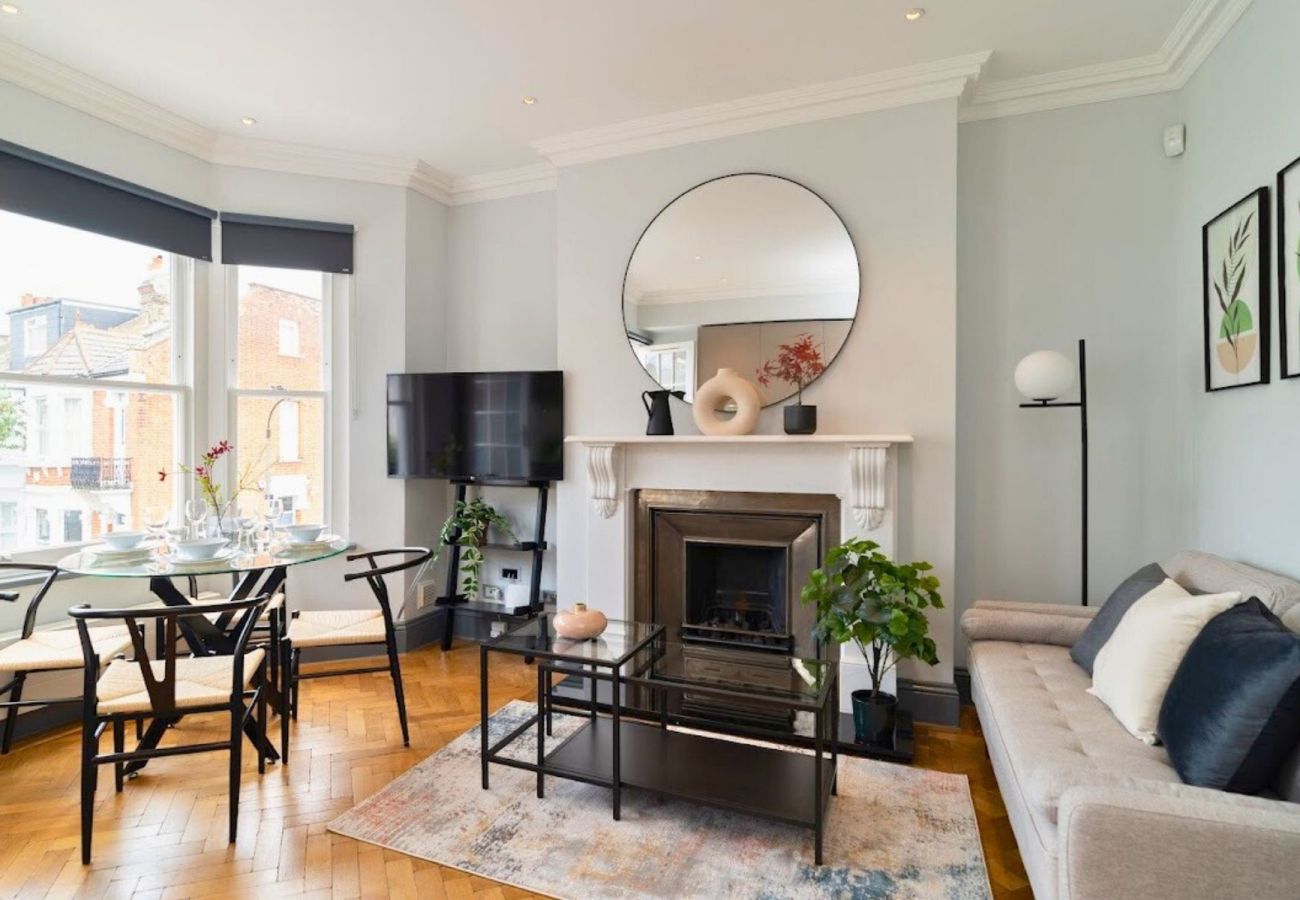 Apartment in London - Margravine Stylish Two Bedroom Apartment 