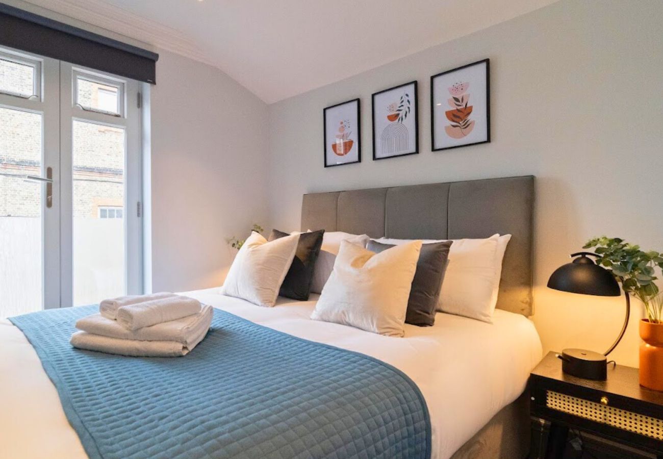 Apartment in London - Margravine Stylish Two Bedroom Apartment 