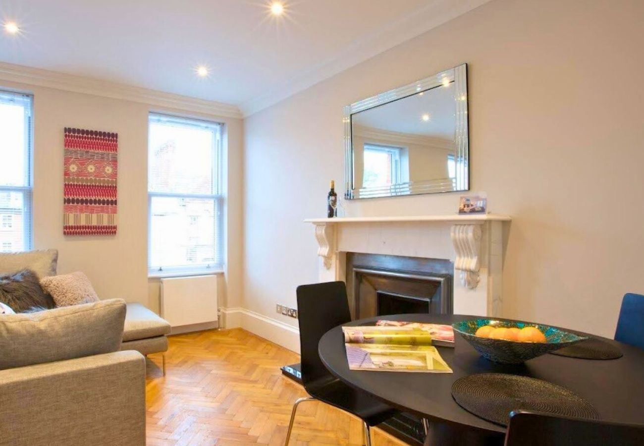 Apartment in London - Barons Court Stylish Chic Two Bedroom Aparment 