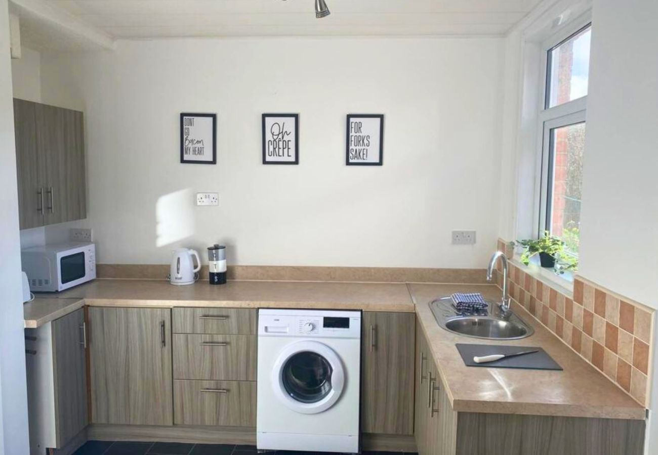 Apartment in Newcastle - Charming Two-Bedroom House in the Heart of Newcastle