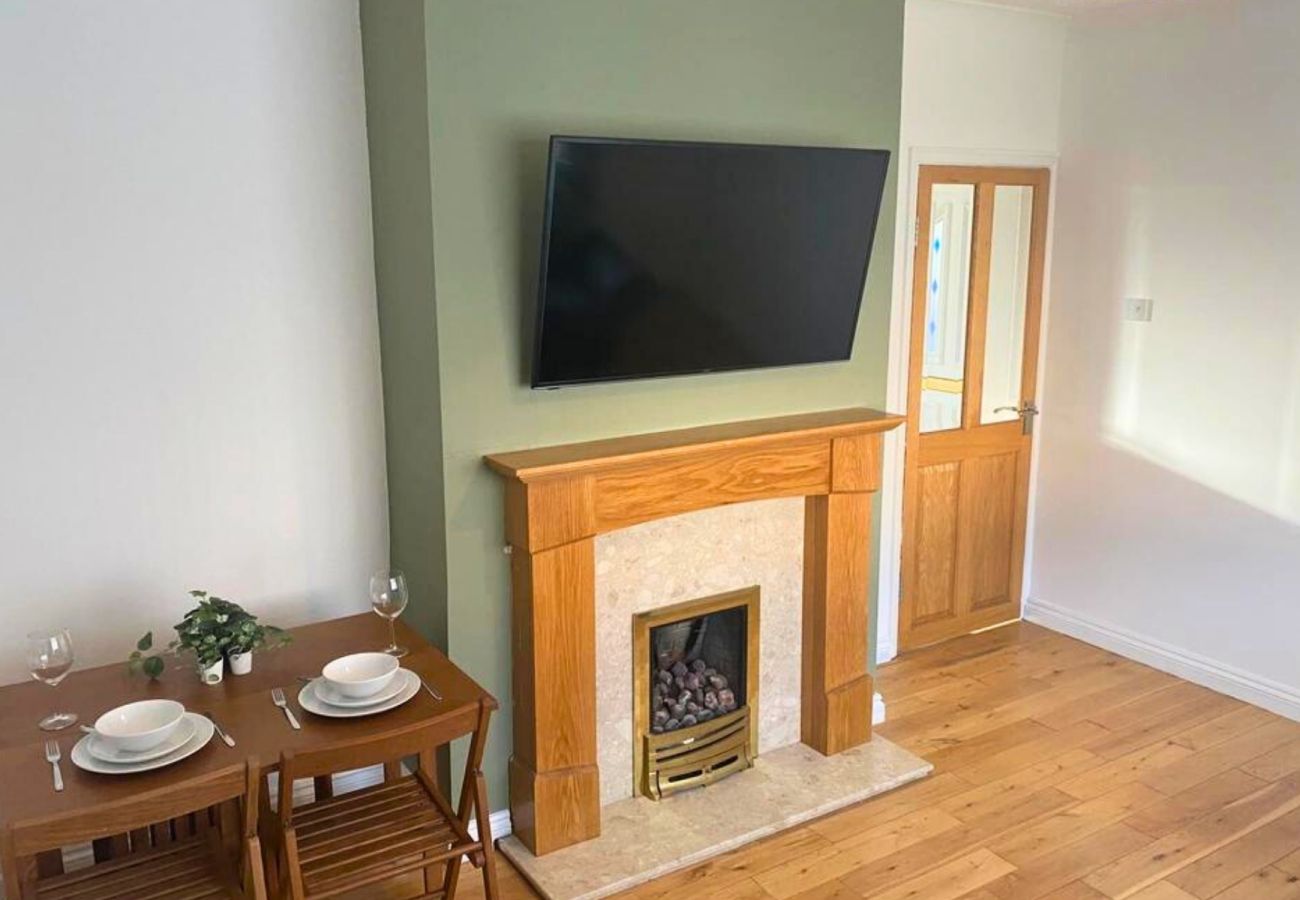 Apartment in Newcastle - Charming Two-Bedroom House in the Heart of Newcastle